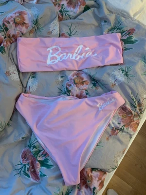 Barbie bikini - En super söt bikini, toppen håller fast sig där uppe så den inte ramlar ner💖