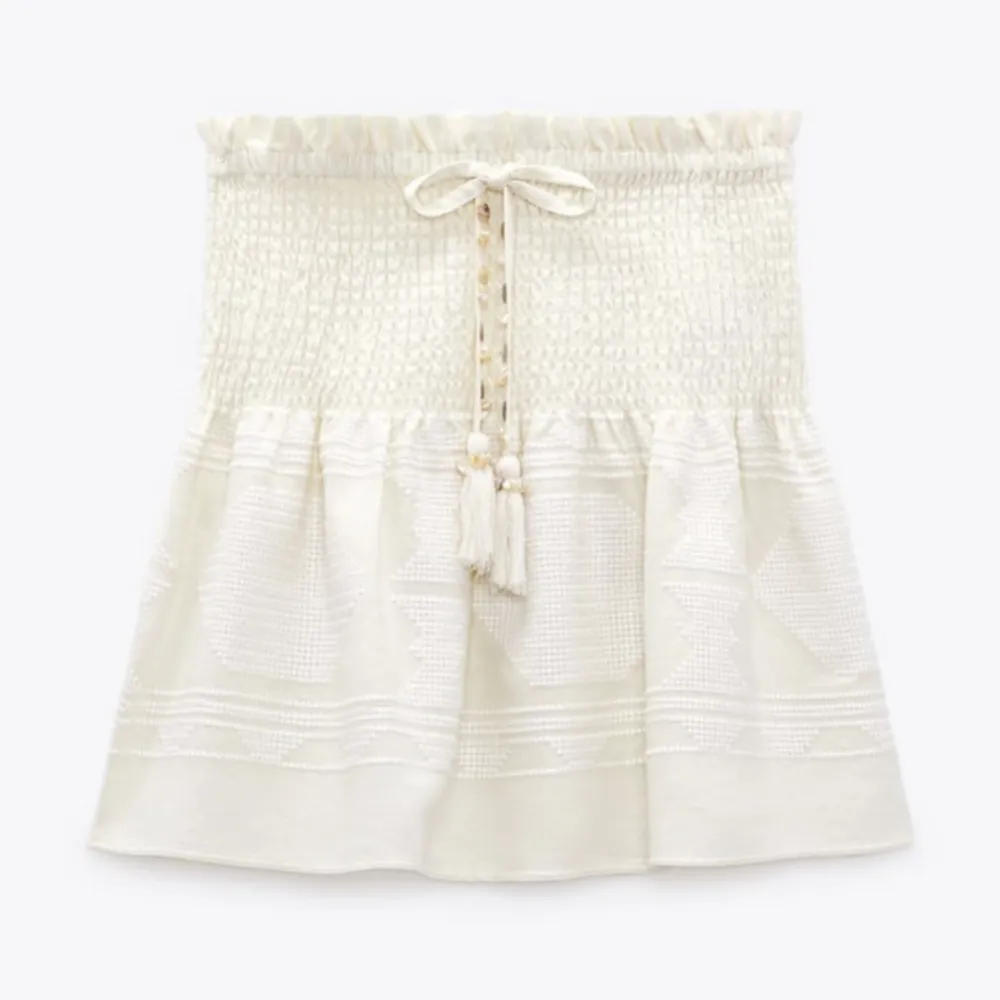 Säljer denna jättesöta kjol som jag mest köpte för att ha till skolavslutningen men kommer inte till användning så endast använd fåtal gånger! Nypris: 399❤️ Pris kan diskuteras såklart!. Kjolar.