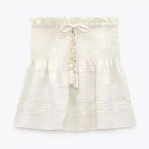 Säljer denna jättesöta kjol som jag mest köpte för att ha till skolavslutningen men kommer inte till användning så endast använd fåtal gånger! Nypris: 399❤️ Pris kan diskuteras såklart!