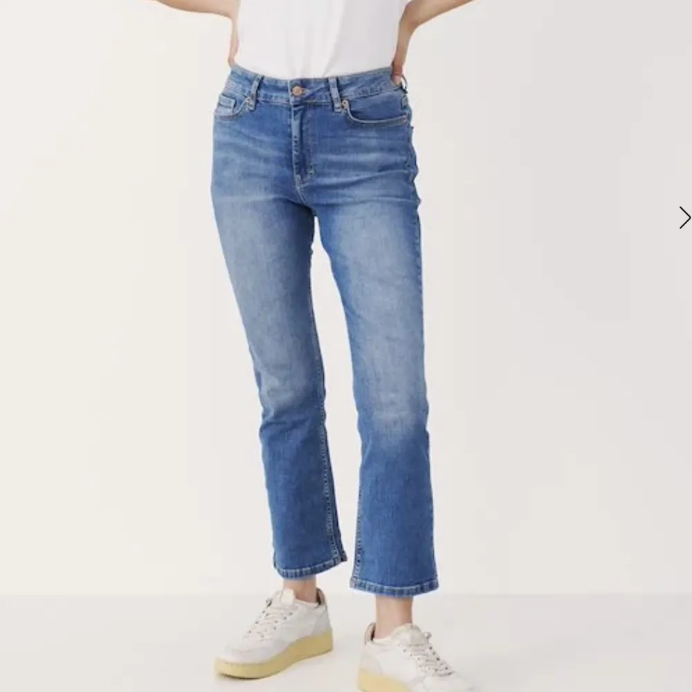 Parttwo cropped jeans i stl 28. Superfina i bra kvalitet. Modell Ryan nypris 1000kr. Jeans & Byxor.