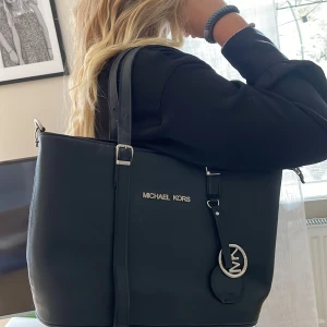 Michael Kors väska - En superfin Michael Kors väska, inte äkta men fin som en äkta. Passar perfekt snygg outfit, till skolan eller ut på stan.