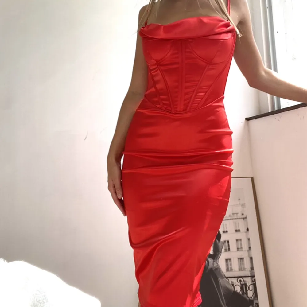 Röd snygg midi klänning!! Perfekt till finare tillfällen som bröllop, fest osv ❤️. Klänningar.
