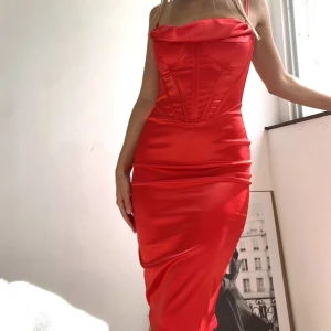 Red dress - Röd snygg midi klänning!! Perfekt till finare tillfällen som bröllop, fest osv ❤️