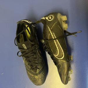 Nike fotbollsskor  - Nike mercurial fotbollskor , mycket fräschas och knappt använda vilket man ser på dobbarna, sjävklart äkta 