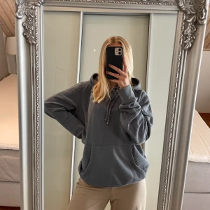 Hoodie - Säljer denna gråblåa hoodie från H&M. Supermysig då den är från herravdelningen, därmed lösare passform! Fint skick. Köparen står för frakt.