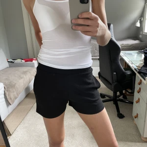 Svarta tygshorts  - Väldigt bekväma shorrts från Gina. Storlek xs men funkar bra upp till m.