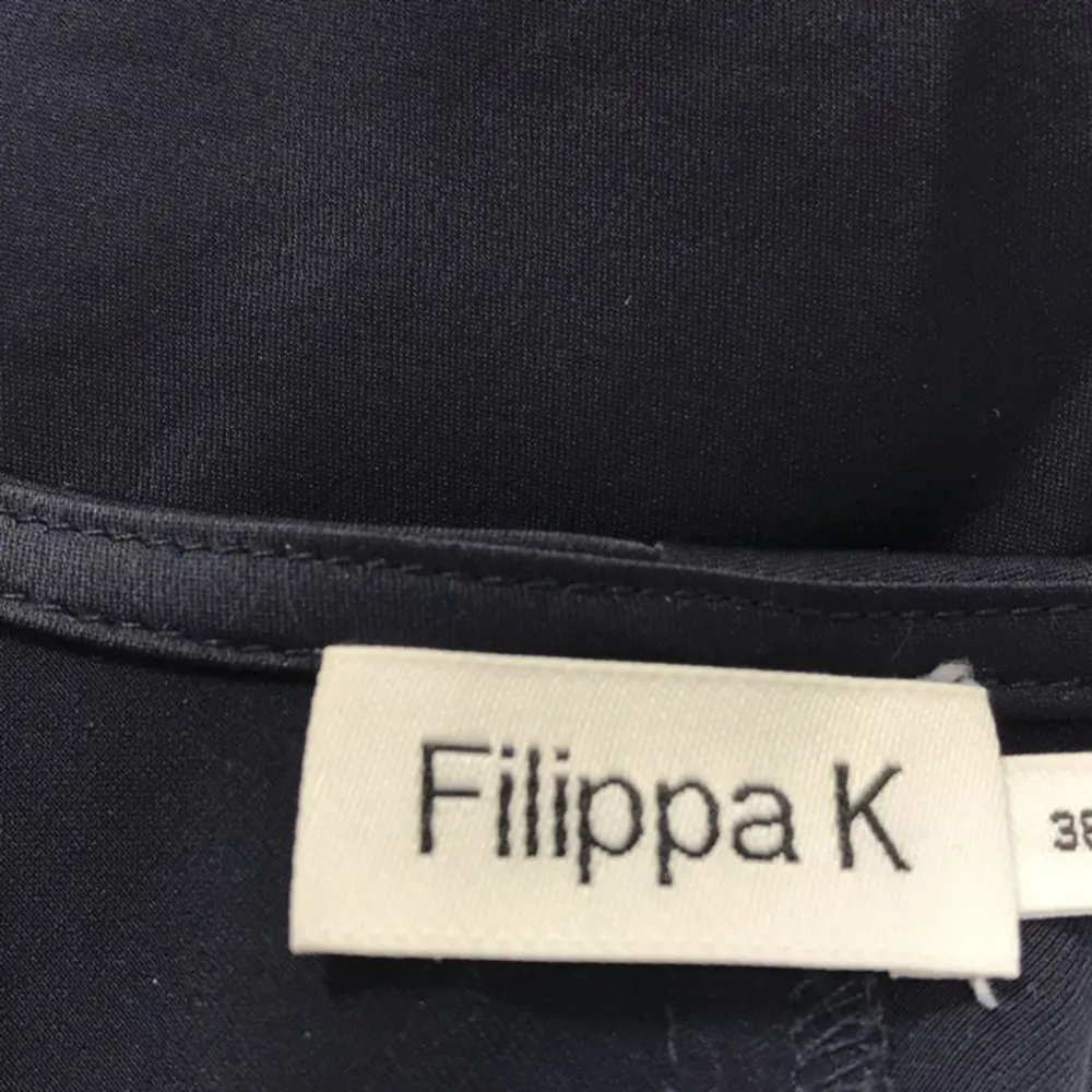 Mörkblått linne från Filippa K, köpt second hand. Fint skick, storlek 36. Passar S-M.. Toppar.