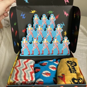 David Bowie x Happy Socks  - Happy socks x David Bowie! Sjukt coola och såklart inte använda, 3 pack storlek 41-46⚡️ 