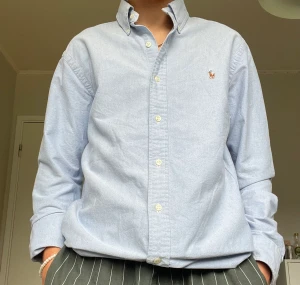 Ralph Lauren Skjorta - Säljer dennna Ralph Lauren långärmade skjortan i storlek M, priset kan diskuteras  