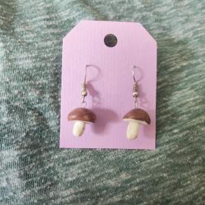 Mushroom earrings in polymer clay, made by me☺️
