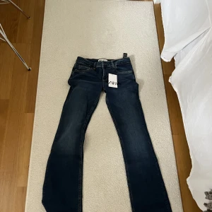Zara low waist jeans - Säljer dessa byxor ifrån Zara, dem är helt oanvända och i storlek 38. Köparen står för frakt💗