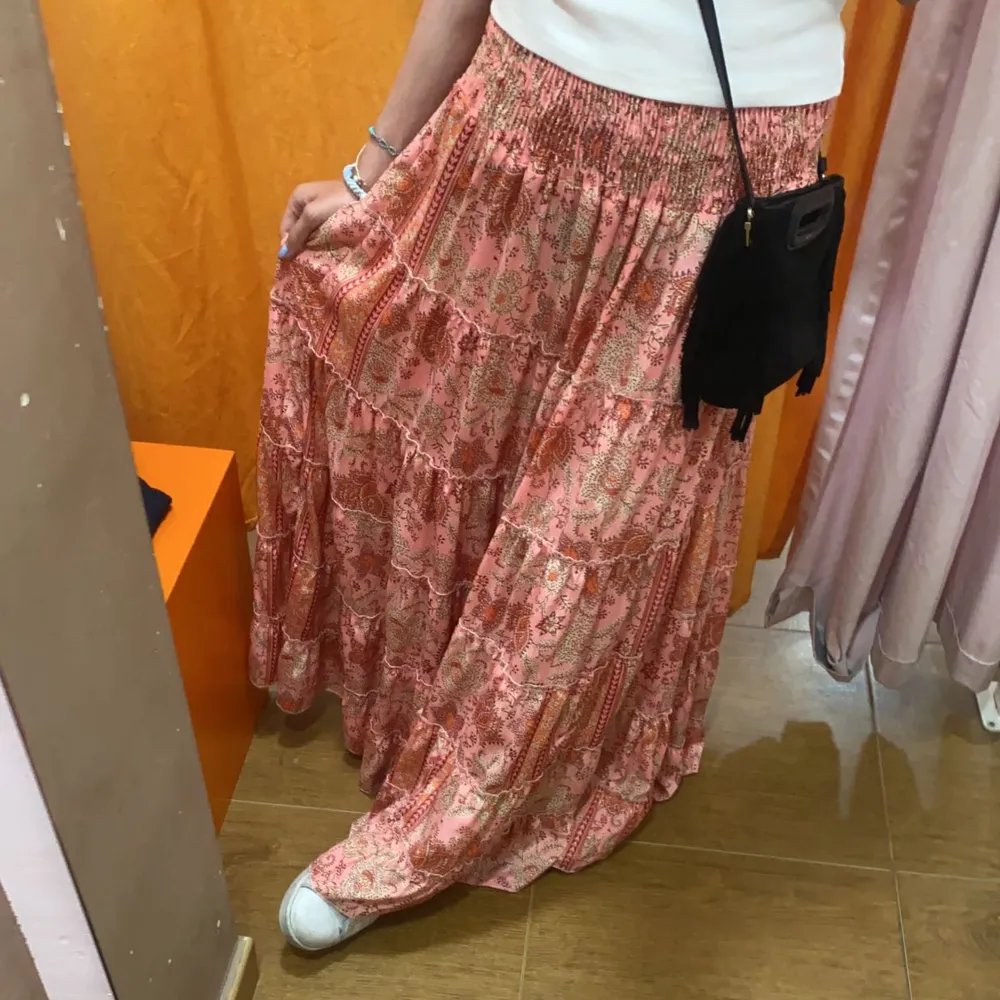 Funderar på att sälja denna långa supersnygga kjol eftersom den inte används som jag tänkte mig💓Köpte den i stan i Spanien och storleken är One size men den passar mig som brukar ha xs! Hör av er vid frågor osv💕. Kjolar.