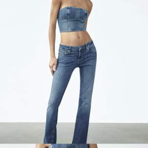 Intressekoll på dessa superpopulära low waist bootcut jeans ifrån zara! Näst intill slutsålda på hemsidan! Helt oanvända med PRISLAPPEN KVAR!!