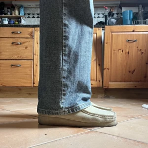 Clark wallabees - Det är med en tår i ögat jag släpper mina clark wallabees. Sjukt snygg sko och perfekt alternativ för en sneaker. Sparsamt använda men är något svarta framtill (se bild 2), men inget man ser tydligt. 100% suede leather. Storlek 44, passar 44-45.