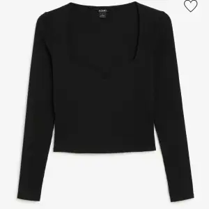 Säljer denna svarta tröja från Monki i storlek M