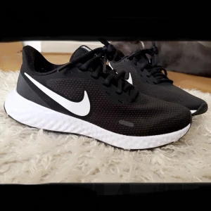 Nike  - Mycket bekväma sneakers, använt väldigt sällan så de är i nyskick.  Kommer i originalkartong. 