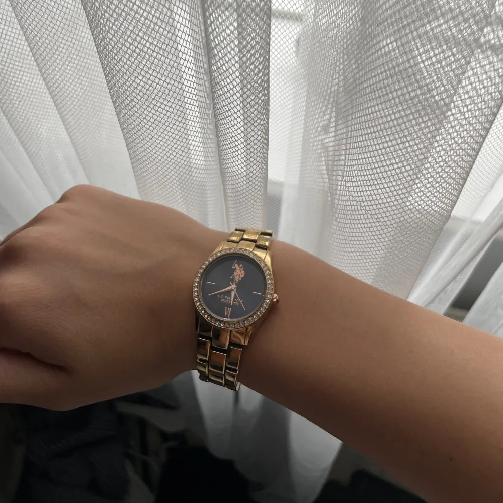 Säljer min Ralph Lauren klocka som jag fick av mamma. Självklart äkta. Finns några repor på undersidan men går lätt att fixa då jag har sparat reservdelar från klockan så man bara kan byta ut de repade mot de nya.. Accessoarer.