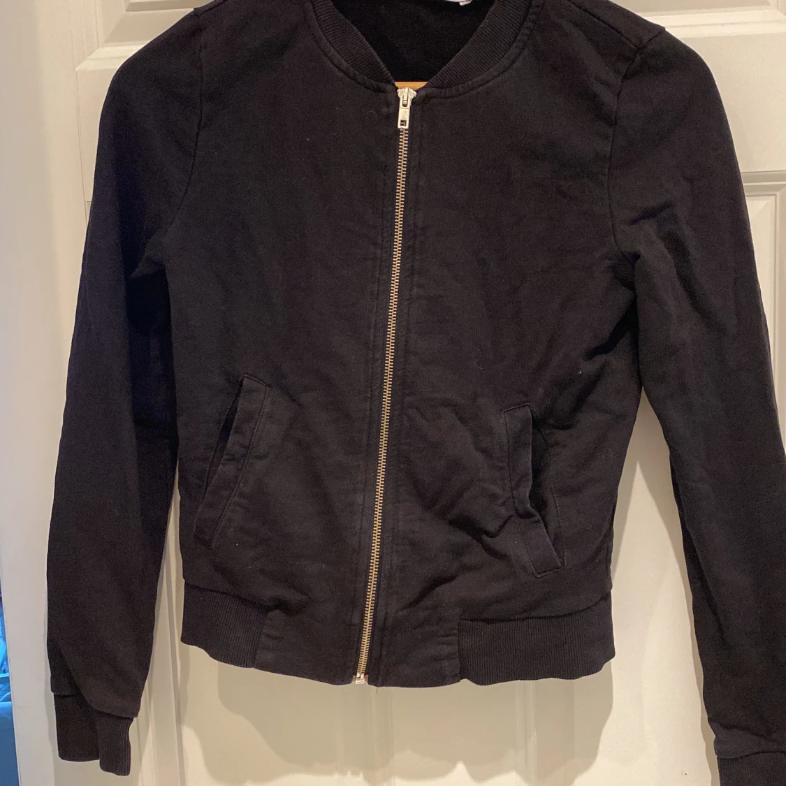 Enkel svart zip up tröja