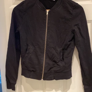 Enkel svart zip up tröja - Enkel svart tröja, ganska använd men väldigt bra skick.