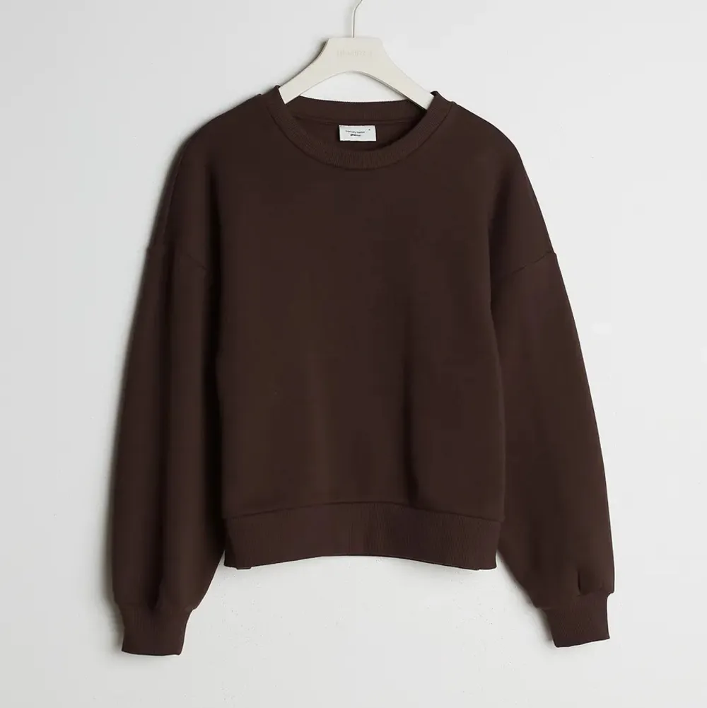 Basic brun sweatshirt från ginatricot, använd fåtal gånger💕 köparen står för frakten. Tröjor & Koftor.