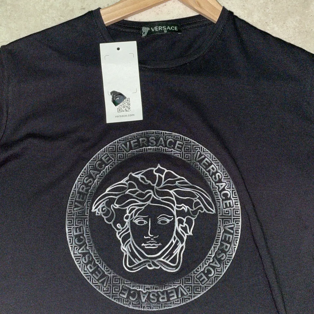 En Versace t-shirt, fin skick ,pris går att diskuteras. T-shirts.