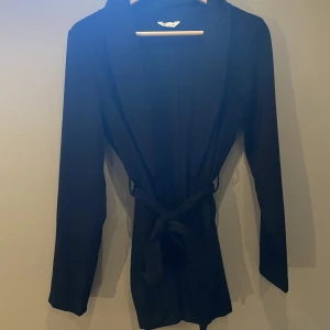 Tunn kappa  - Säljer nu min super fina svarta tunna kappa från Cubus då den aldrig kommer till användning. Storlek 38.