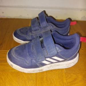 Adidas barn - Adidas barnskor strl 25. Använda fåtal gånger, går att tvätta. 