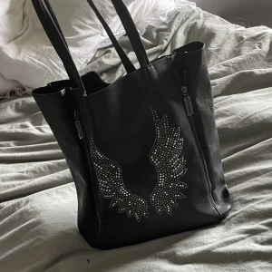 Väska  - As snygg stor väska som har diamant vingar❤️