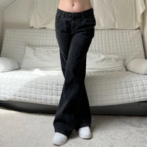 Flared Jeans - Midja: 86cm✨Innerben: 82cm✨Storleken som står är ”46”, passar dock mindre❤️Jag på bilderna är 172cm lång och brukar ha storlek 38🥰