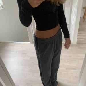 Adidasbyxor  - Sååå snygga och sköna adidas byxor. Köpt secondhand. Lite nopprig mellan benen. Jag är 162. ⭐️