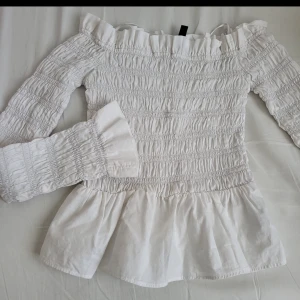 Vit fin blus - En superfin vit blus från H&M, oanvänd. Blusen blir offshoulder om man vill.