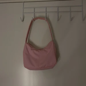 Rosa väska från GinaTricot - Söt rosa väska från GinaTricot!! För fler bilder skriv privat☺️