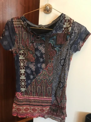 T-shirt - T-shirt från märket Desigual, använd några gånger. Säljer pga för liten strl. Nypris 699kr från Zalando.