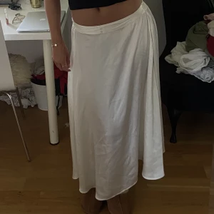 Kjol - Satin kjol, bra skick! Skulle behöva strykas bara. Resår i midjan baktill. 