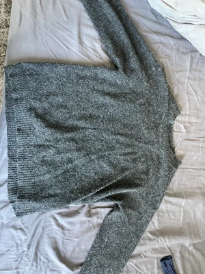 Stickad tröja - Knappt använd, pris kan diskuteras 