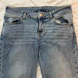 Hm jeans som brukar vara slutsålda. Jag har klippt upp dom. Dom passar mig som är 165 cm.
