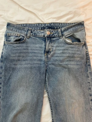 Hm jeans  - Hm jeans som brukar vara slutsålda. Jag har klippt upp dom. Dom passar mig som är 165 cm.