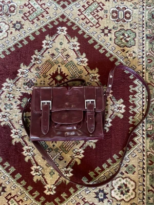 vinröd väska - vinröd vintage axelremsväska 
