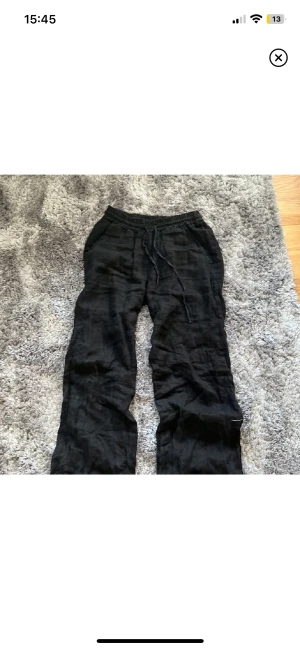 Linnebyxor chelsea - Ett par super fina svarta linnebyxor ifrån Chelsea som köptes för 1 år sen men aldrig använts. Köptes för 499, men säljer för 250.