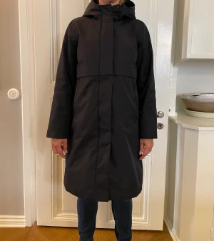 Vinterjacka dam - Vinterjacka m huva Marinblå L 90 cm Nyttors ca 3500kr L 90 vm