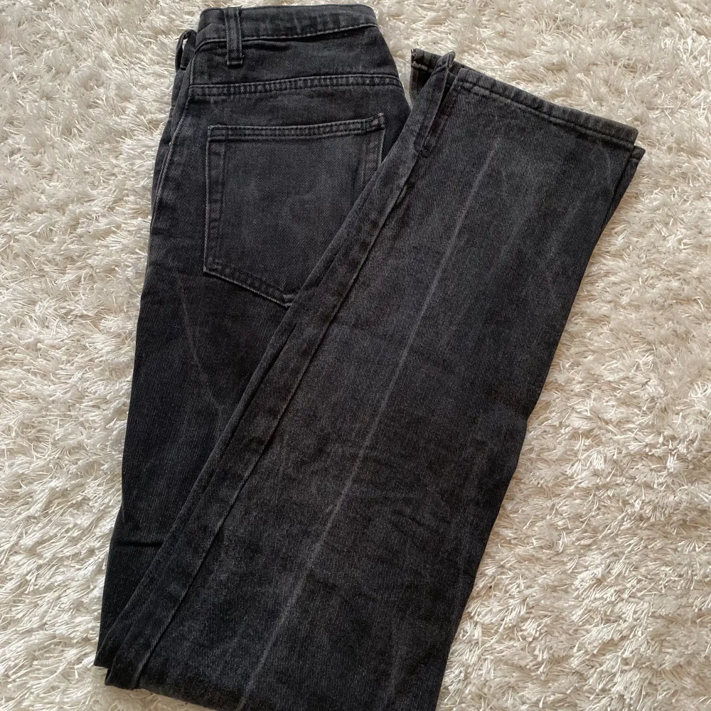 Svarta jeans med slits från Venderbys som tyvärr vars knapp har lossnat (därav priset) men enkelt att sätta dit en ny! De var från början helsvarta men tycker att det är snyggt när det är lite spräckligt men går att göra helsvarta igen om man vill det.. Jeans & Byxor.