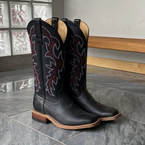svarta cowboyboots - Snygga svarta cowboyboots med röda, vita & blå detaljer. Storlek 6,5 vilket motsvarar 37, men de passar även lite större. Nypris ca 2000kr, säljer dem för 500. De är endast provade en gång utomhus. 