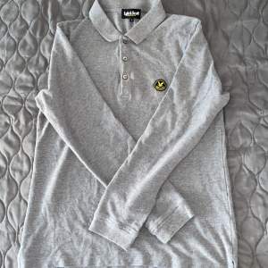 En långärmad lyle & scott pike i bra skick och är endast använd ett fåtal gånger säljs pga för stor storlek. Storleken är L denna tröjan kostar vanligtvis 799