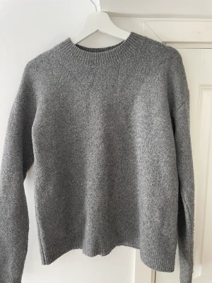 Tjocktröja - Jätte fin tröja från & other stories, lite nopprig därav priset💕