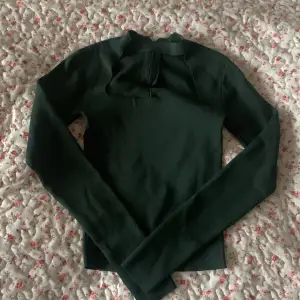 Super fin trendig zara tröja storlek s i en mörk grön färg super fint sick💚