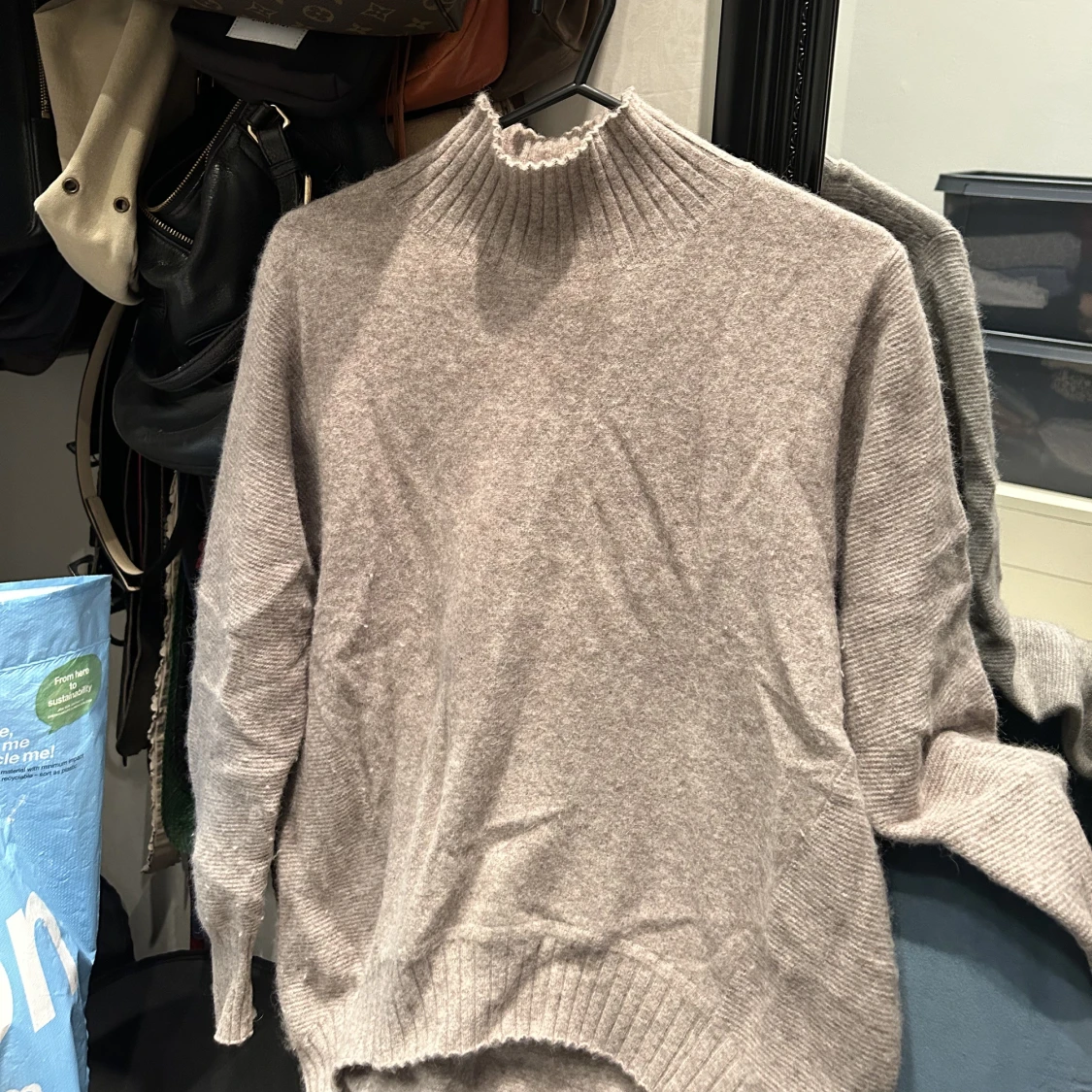 Beige cashmere tröja