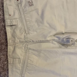 Beigea byxor - Ett par lågmidjade ustvängda beiga byxor! Ascoola!☺️