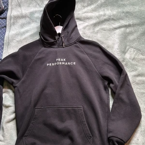 Peak performance - Peak performance hoddie Använd 2 ggr Storlek M  Köperen står för frakten
