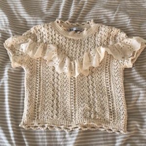 Stickad volang topp - Säljer nu denna superfina volangtopp! Aldrig använd bara prövad på☺️ inga defekter, kom  privat för fler bilder💕 Den är lite krämvit i färgen 💕💕 den är i storlek m och den passar xs!