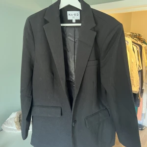 Skitsnygg blazer - Så snygg svart blazer från NA-KD som är något oversized. Supersnygg att ha över festtoppen! Använd endast 1 gång. 